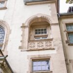 Historisches Fassadendetail am denkmalgeschützten Schloss Lenoir