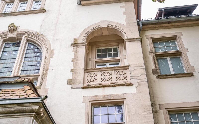 Historisches Fassadendetail am denkmalgeschützten Schloss Lenoir