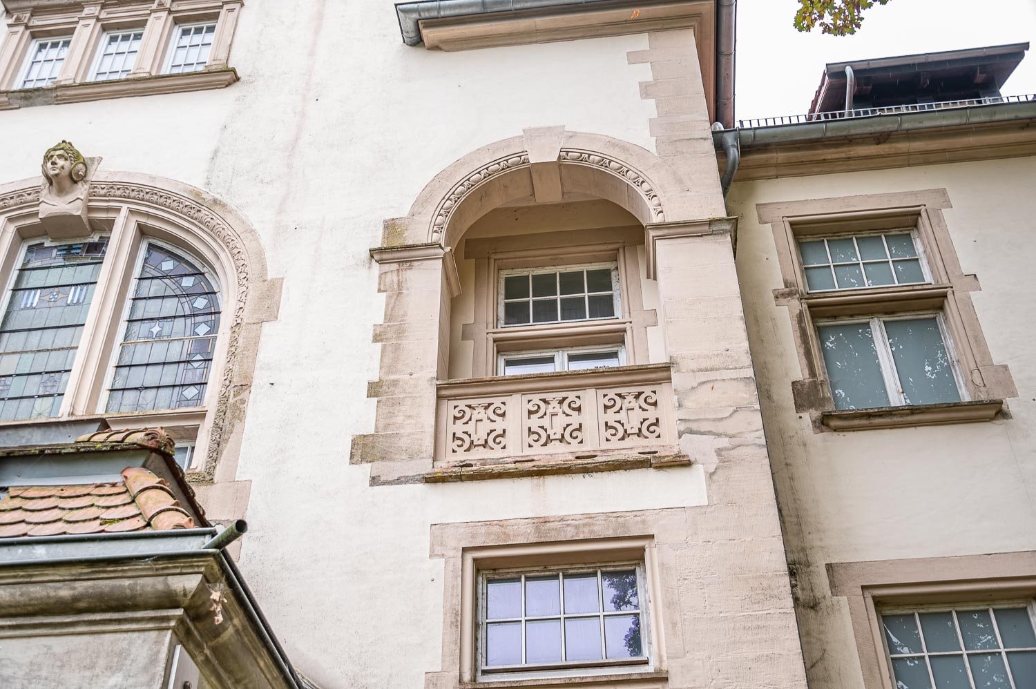 Historisches Fassadendetail am denkmalgeschützten Schloss Lenoir