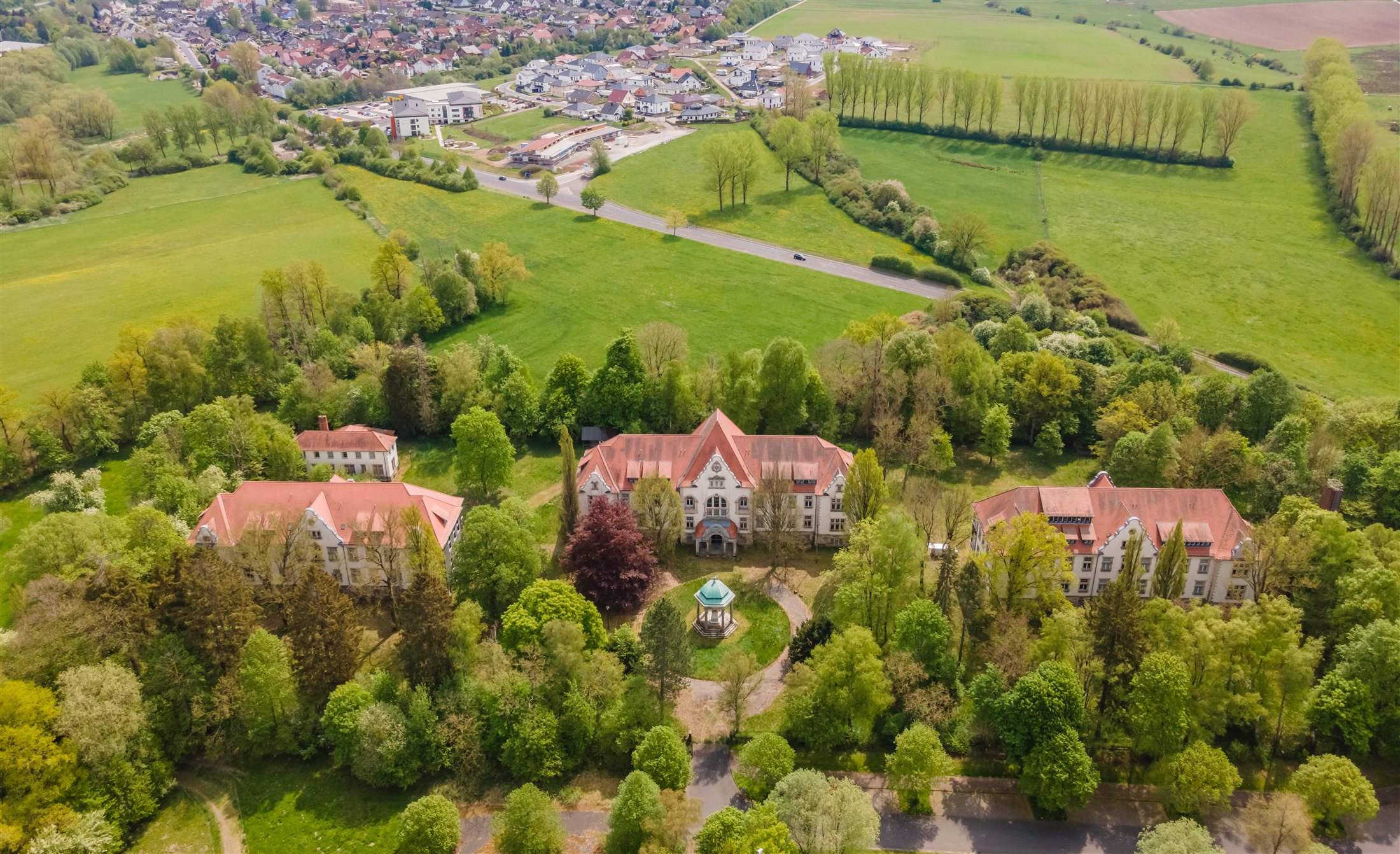 Luftbild des Schloss-Lenoir-Ensembles in Hessisch Lichtenau-Fürstenhagen