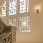 Visualisierung des historischen Treppenhauses mit Buntglasfenstern im Schloss Lenoir