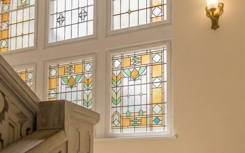 Visualisierung des historischen Treppenhauses mit Buntglasfenstern im Schloss Lenoir