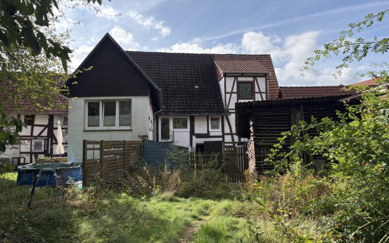 Immobilienfoto zu Platz für Macherinnen und Macher –Wohnen, Werkstatt, Scheune, Garagen und Garten